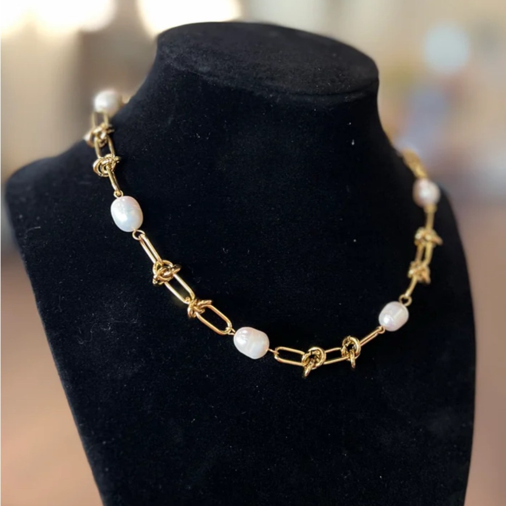 BNWT MACRAE & CO. GOLD PLATED FRESHWATER PEARL NECKLACE 15” L & 2.5”
EXTENDER